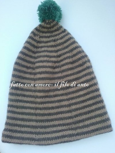 Cappello a righe lungo con punta e pom pom Cappello a righe lungo con punta e pom pom