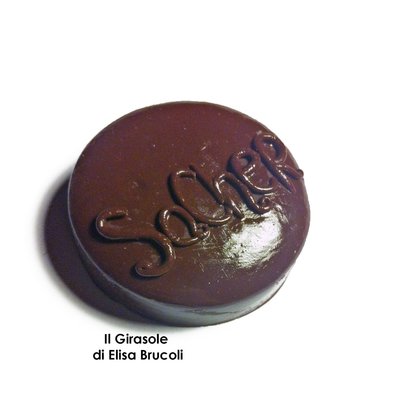 Calamita sacher torta in pasta polimerica fimo Calamita sacher torta in pasta polimerica fimo