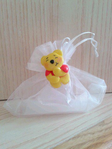Bomboniera ispirata a Winnie the Pooh in fimo Bomboniera ispirata a Winnie the Pooh in fimo