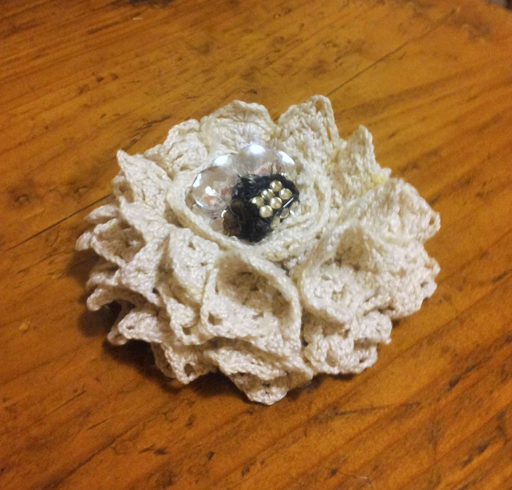 Decorazione fiore realizzato con centrini vintage in pizzo all ...
