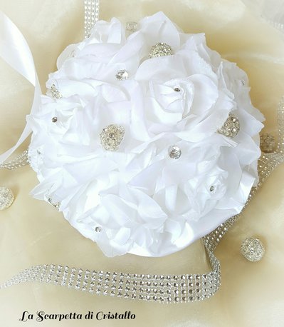 Bouquet gioiello di rose bianche e strass Bouquet gioiello di rose bianche e strass
