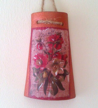 Tegola in terracotta con Fiori Tegola in terracotta con Fiori