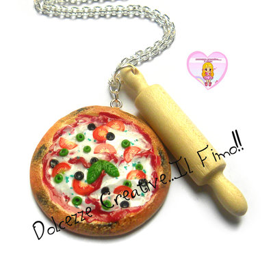Collana Pizza Margherita con olive e Mattarello - handmade, fimo, legno, miniature Collana Pizza Margherita con olive e Mattarello - handmade, fimo, legno, miniature