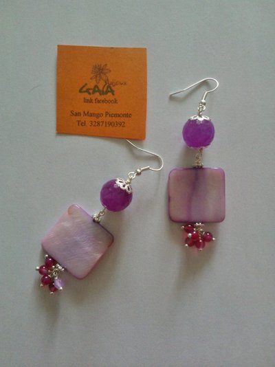 Orecchini con agata fucsia e madreperla quadrata viola chiaro Orecchini con agata fucsia e madreperla quadrata viola chiaro
