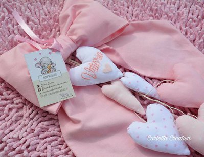 Fiocco Nascita personalizzato con cuori pendenti Fiocco Nascita personalizzato con cuori pendenti