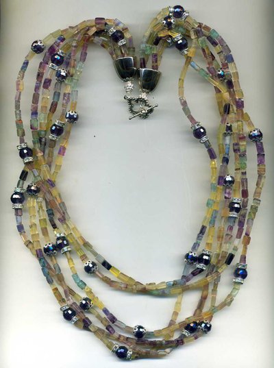 Collana a 5 fili in fluorite e cristallo viola Collana a 5 fili in fluorite e cristallo viola