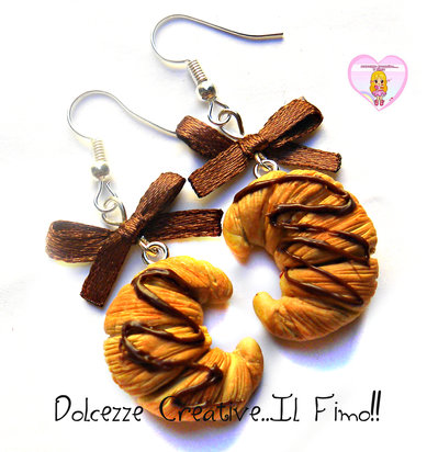 Orecchini Cornetto - Croissant al cioccolato con fiocchetti - miniature handmade Orecchini Cornetto - Croissant al cioccolato con fiocchetti - miniature handmade