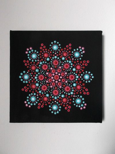 Mandala. Mandala su tela dipinto con tecnica dot art da appendere. Mandala rosso lilla azzurro Mandala. Mandala su tela dipinto con tecnica dot art da appendere. Mandala rosso lilla azzurro