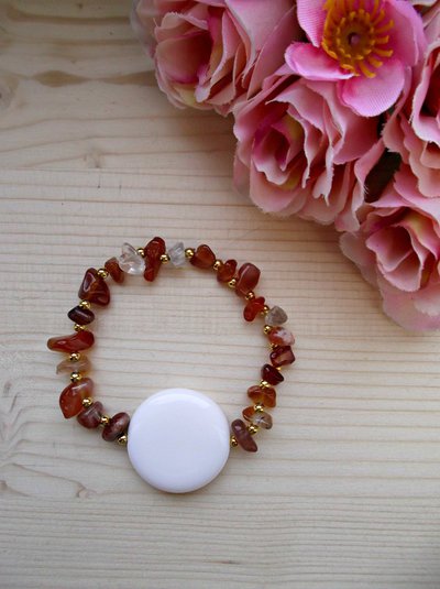 Bracciale elastico con pietre dure di corniola, perline color oro e perla bianca di vetro Bracciale elastico con pietre dure di corniola, perline color oro e perla bianca di vetro
