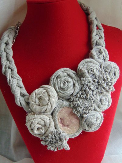 Collana vintage in fettuccia e fiori Collana vintage in fettuccia e fiori