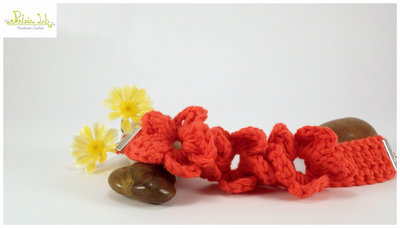 Bracciale ad uncinetto con fiori color rosso Bracciale ad uncinetto con fiori color rosso