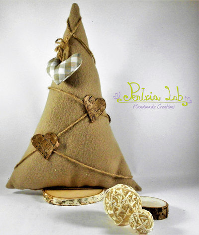 Albero in tessuto di pile con base in legno di betulla, con decorazioni naturali e cuore di stoffa. Altezza 31 cm Albero in tessuto di pile con base in legno di betulla, con decorazioni naturali e cuore di stoffa. Altezza 31 cm