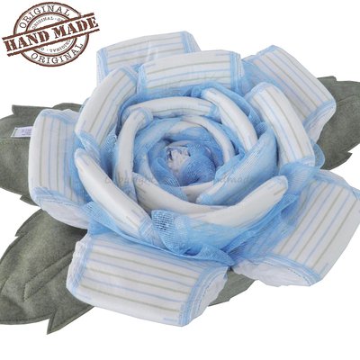 Torta azzurra di pannolini bambino con foglie in pannolenci Torta azzurra di pannolini bambino con foglie in pannolenci