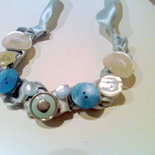 collana azzurro polvere e bottoni vintage