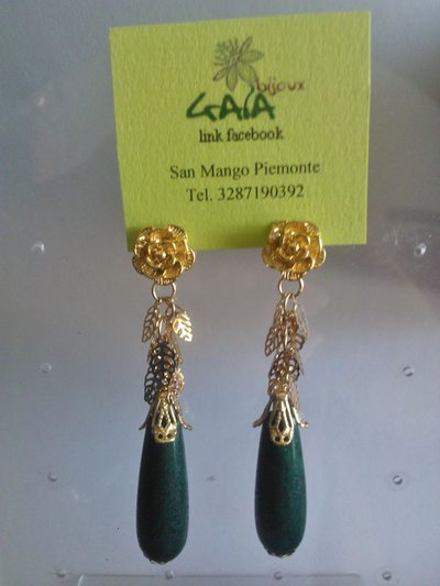 Orecchini con goccia in giada verde, perno a rosa e catena foglioline in argento dorato Orecchini con goccia in giada verde, perno a rosa e catena foglioline in argento dorato