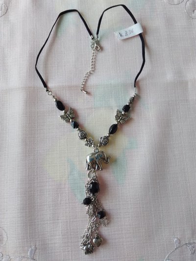 collana con cordino nero ,perline , farfale ,charms e pendenti collana con cordino nero ,perline , farfale ,charms e pendenti