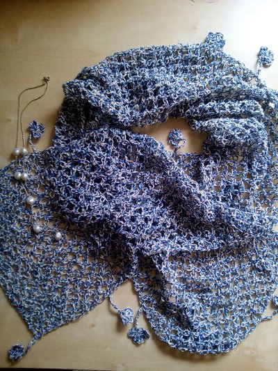 sciarpa fatta a mano in seta e cotone con decorazione di trifogli sciarpa fatta a mano in seta e cotone con decorazione di trifogli