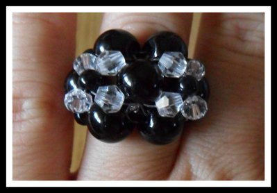 Anello intrecciato fiore nero e trasparente Anello intrecciato fiore nero e trasparente