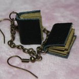 orecchini pendenti a forma di libro