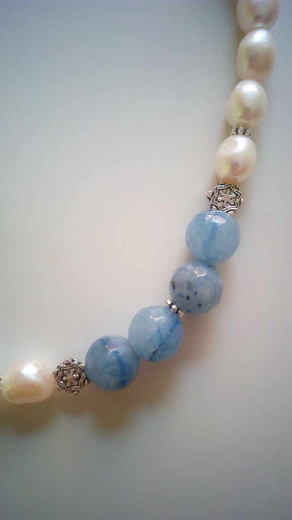Avalaya Collana Magnetica Con Perle Di Vetro Azzurre E Anelli Di Cristallo – Lunghezza 50 Cm – Chiusura Magnetica