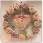 Corona di vimini con rose di lino e cuore patchwork sui toni del rosa