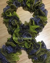 Sciarpa in lana a rete nei toni del verde realizzata ai ferri 