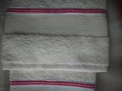 Set di asciugamani da viso più ospite in morbida spugna panna con graziosa decorazione rossa