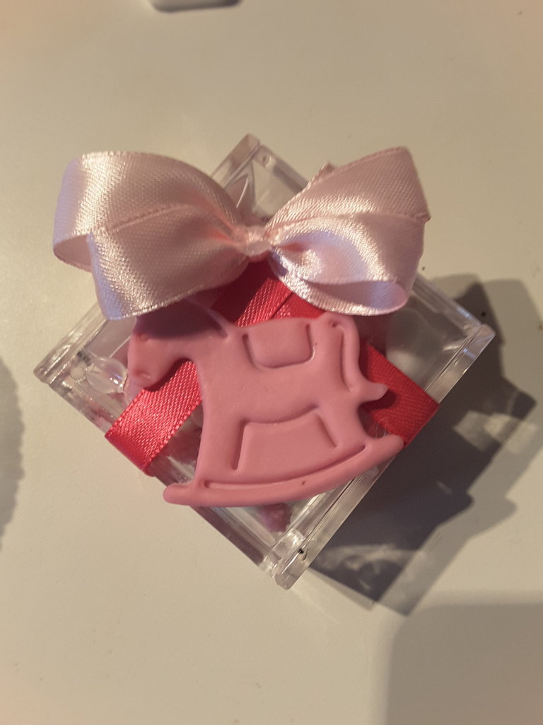 Bomboniera Battesimo In Plexiglass Curvo A Forma Di Carta D'Identità - Personalizzabile Con Foto E Dati (7,5x10 Cm)