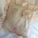 Cuscino romantico con balza in velo rosa