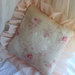Cuscino romantico con balza in velo rosa