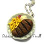 Collana Piatto Con fetta di carne e patatine fritte - con ketchup  e maionese - handmade - miniature - idea regalo