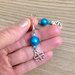 Orecchini pendenti con perle azzurre e quadrifogli fatti a mano