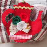 SPILLA in feltro:TEIERA(rose e foglie)passamaneria,nastro .(Rosso,verde,oro,bianco)Ricamata a mano.Accessorio,segnaposto,decorazione Natale