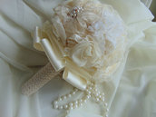 Bouquet di fiori in tessuto champagne con perle e strass 