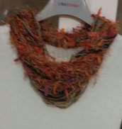 Sciarpa collana realizzata ad uncinetto in misto lana