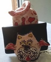 Scultura di gatto porta cellulare di ceramica modellato e dipinto a mano