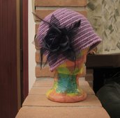 Cappello cloche lilla e viola con spilla fiore nero