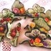 Segnaposto o bomboniera di ceramica con foglie e gruppo di fiori o frutta a colori vivaci
