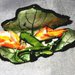 Segnaposto o bomboniera di ceramica con foglie e gruppo di fiori o frutta a colori vivaci