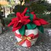 Natale - vaso di ceramica bianca con stelle di Natale di lana cotta rossa