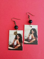Amy Winehouse orecchini di carta pendenti  con perla nera.