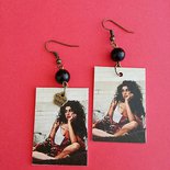 Amy Winehouse orecchini di carta pendenti  con perla nera.