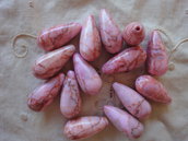 13 Perle diaspro rosa con venature a goccia 28x13 mm.