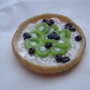 cibo in miniatura - torta alla frutta con BANANE, KIWI E MIRTILLI  -   miniature food - FRUIT cake with KIWIS BANANAS and BLUEBERRIES - polymer clay cernit fimo