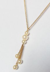 Girocollo con pendente di perle e catena dorata