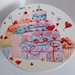 alzatina  per dolci diametro 20 cm in porcellana dipinta a mano , con soggetto torte e cupcake