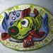 Appendini: pesci e piccoli animaletti in rilievo su forme traforate in ceramica colorata
