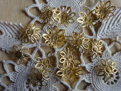20 Copriperle dorate a forma di fiore , aperte 21 mm. si possono adattare alla misura della perla
