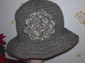Cappello stile Cloche da donna, realizzato all'uncinetto