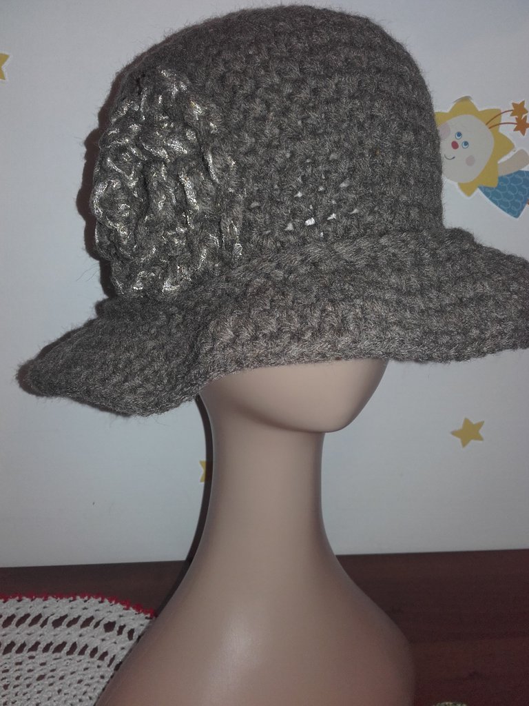 Cappello stile Cloche da donna, realizzato all'uncinetto - Donna